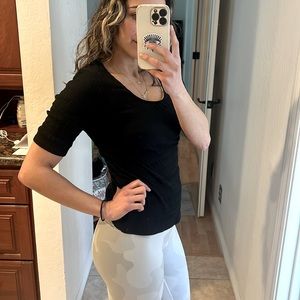 BASIC BLACK TEE